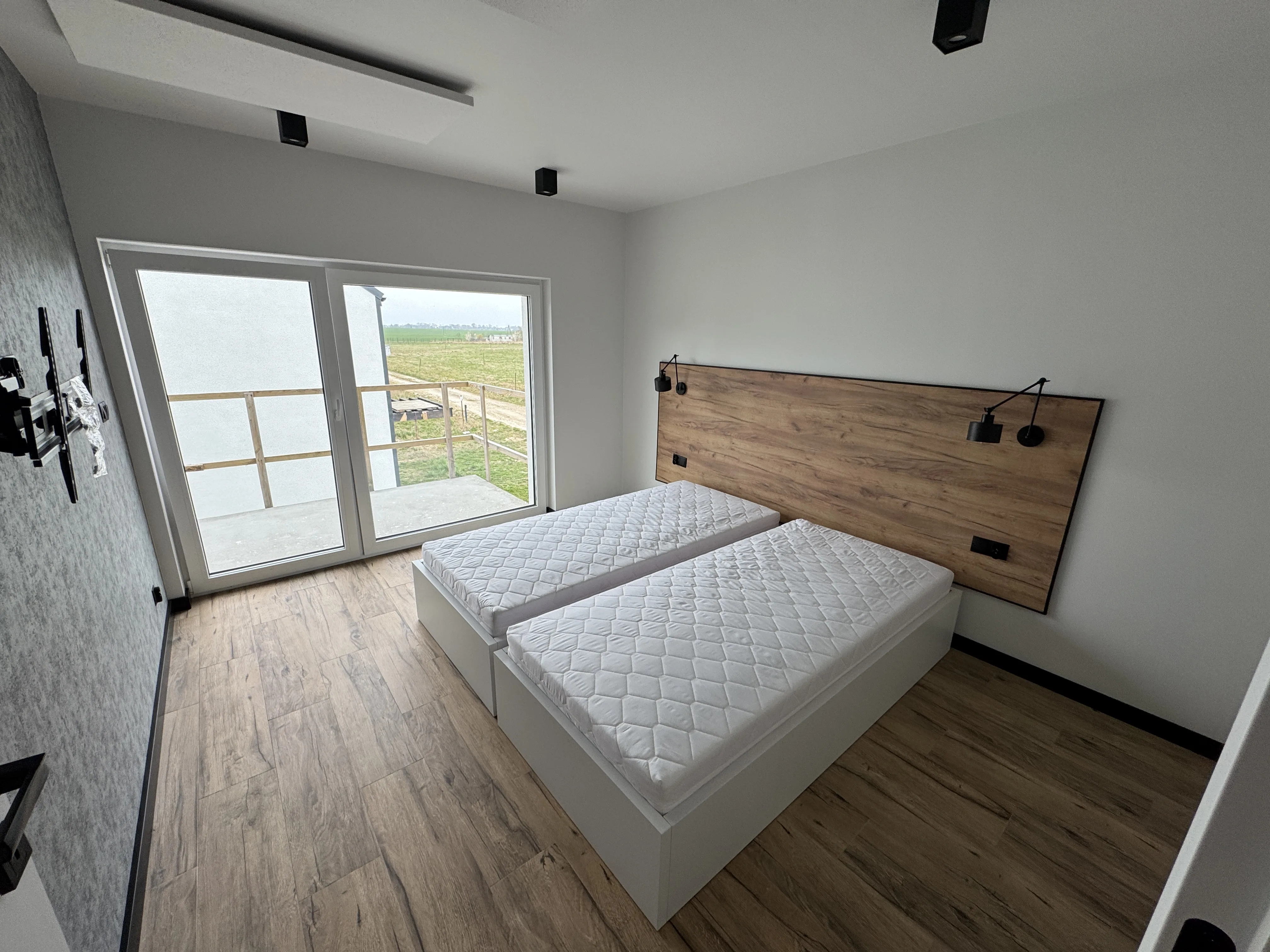 Infracrveni panel Eco Partner na zidu spavaće sobe